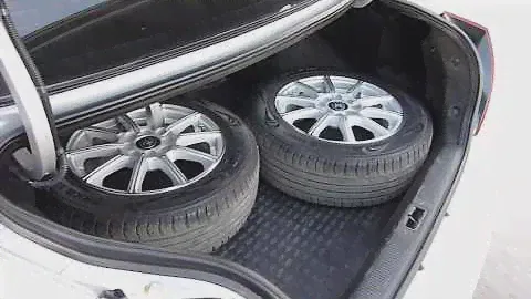 Загрузка стандартных колес в багажник в Hyundai Elantra J3